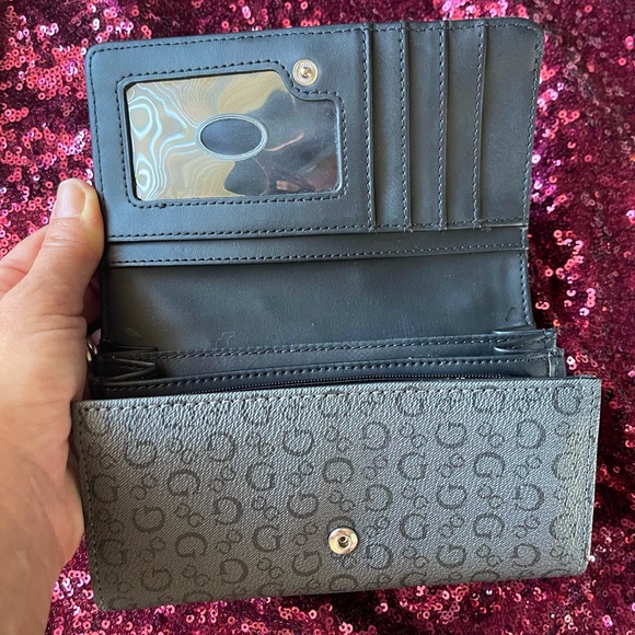 *Final Discounted Price* Vintage Guess Clutch Faux-leather, with an allover logo - Picture 5 of 9